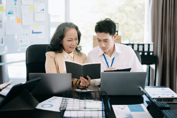 Obraz premium Kind leader executive manager share and discuss business solutions plan ideas on tablet in office