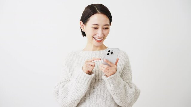 スマートフォンを操作する若い女性　ライフスタイルイメージ	
