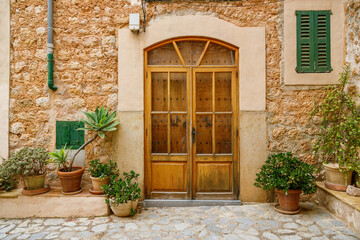 Fototapeta na wymiar Beautiful typical entrance to the house with flowers in Fornalutx