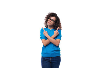 a young woman with curls dressed in a blue t-shirt crossed her arms in front of her
