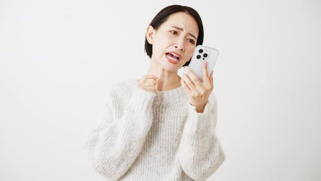 スマートフォンで通話をしている若い女性　ライフスタイルイメージ	