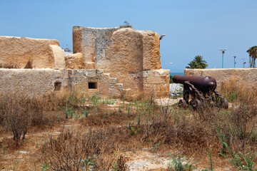 The old guns on the walls of the Portuguese fortress of El Jadida (Mazagan). Morocco, Africa. - obrazy, fototapety, plakaty