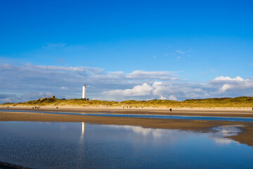 Blåvand Leuchturm an Strahlend blauem Tag mit einigen Wolken bei wenig Wasser