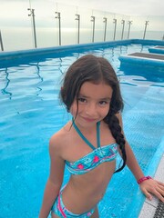 Fille &agrave; la piscine