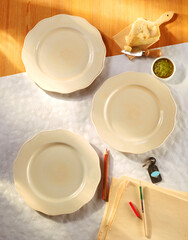 gedeckter Tisch, Top Shoot, Teller, drei Teller, Gastronomie, Restaurant,