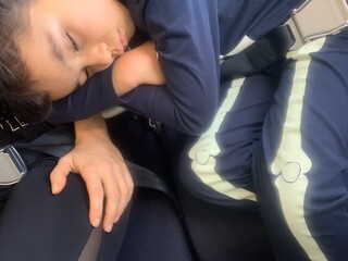 Enfant qui dort dans l'avion