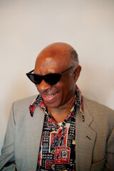 Obraz premium Portrait of happy elderly African man wearing sunglasses