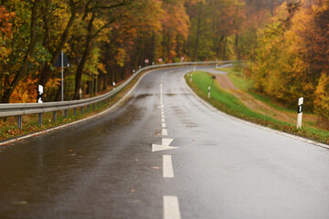 Nasse Landstraße im Herbst