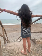 Fille qui arrive sur la plage