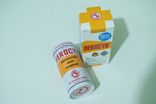 herocyn skin powder, is a powder used to help relieve prickly heat and itching on the skin. Bekasi, November 21, 2023