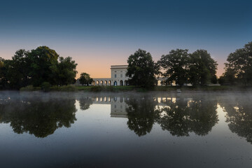 Obraz premium Beautiful morning in Pohansko in South Moravia. In the foreground is the calm surface of the pond and in the background the castles of Pohansko at sunrise.