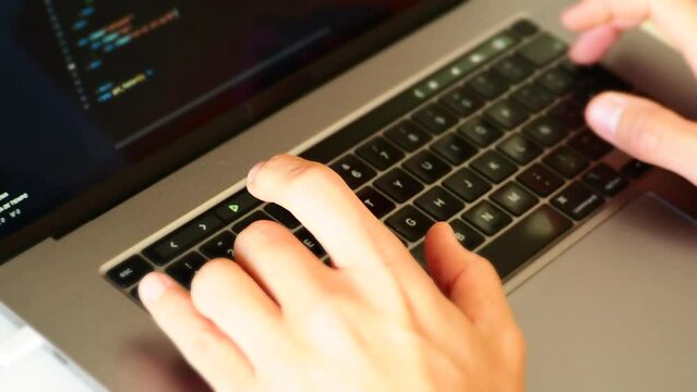 Manos tecleando en ordenador trabajo desarrollo web programaci&oacute;n