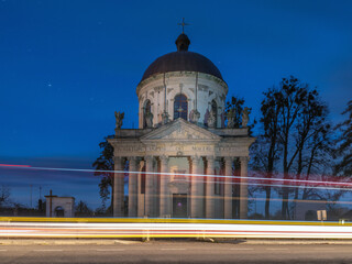 Naklejka premium landscape view to baroque cathedral in night time with car trails 