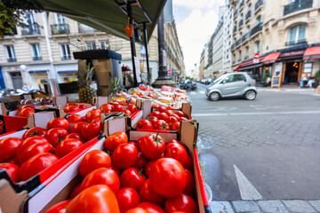Tomatoes on display at a street market in Paris, France - obrazy, fototapety, plakaty