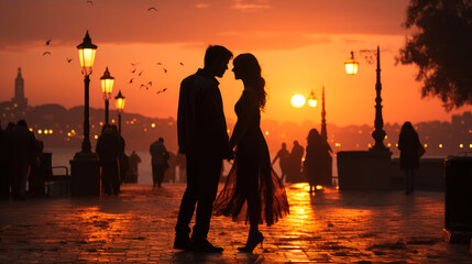 Silhouette eines Paares bei einem romantischen Spaziergang an einer Uferpromenade im Sonnenuntergang, Generative AI