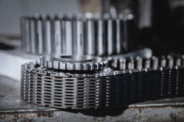 Chain with gears of a disassembled transfer case. Gear synchronization and diagram, transmission...