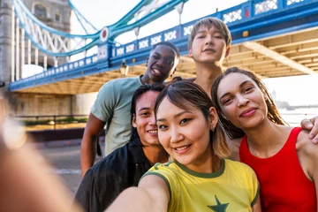 Cercles muraux Tower Bridge Multiracial group of happy young friends bonding in London city - Multiethnic teens students meeting and having fun in Tower Bridge area, UK - Concepts about youth lifestyle, travel and tourism