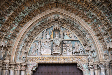 Obraz premium Vista de los arcos gótico del pórtico de entrada de la iglesia de santa María la Real en el casco antiguo de Olite, Navarra, España.