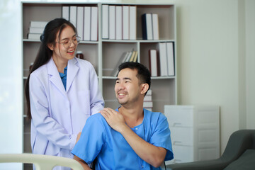 Obraz premium The doctor is carefully examining the patient's body to ensure the correctness of the treatment, Doctors use stethoscopes to listen to the patient's body to diagnose disease.