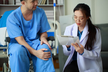 Obraz premium The doctor is carefully examining the patient's body to ensure the correctness of the treatment, Doctors use stethoscopes to listen to the patient's body to diagnose disease.