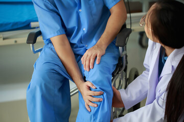 The doctor is carefully examining the patient's body to ensure the correctness of the treatment, Doctors use stethoscopes to listen to the patient's body to diagnose disease.