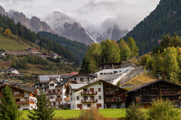 Fototapeta na wymiar village in the mountains, Italian Dolomites with village 