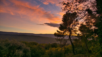 Sonnenuntergang in Goult im Luberon in der Provence - obrazy, fototapety, plakaty