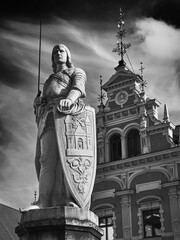 Roland sculpture and the House of the Blackheads in the town hall square in downtown of old  Riga city, Latvia. - obrazy, fototapety, plakaty