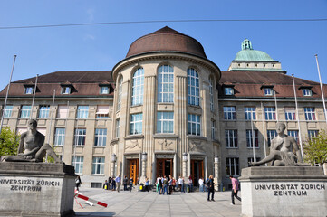 Studenten vor dem Eingangsportal der Universität Zürich. Students at the entry of the University of Zürich