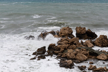 skały w wodzie