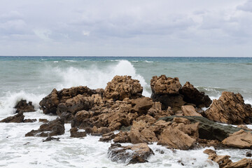 skały w wodzie