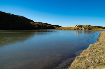 Lago appenninico in autunno con giornata soleggiata