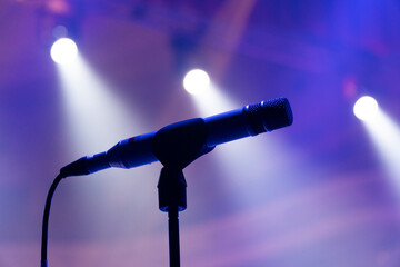 Obraz premium Microphone on stage against the background of spotlights