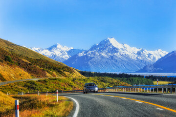 NZ Mt Cook Road car turn peak - obrazy, fototapety, plakaty