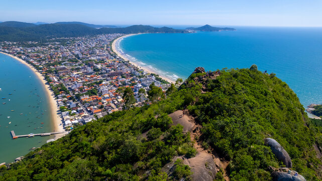 Cidade de Bombinhas, morro do macaco, santa catarina, brasil, praia de bombinhas