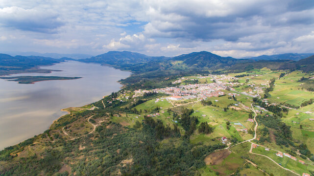 Fotograf&iacute;a a&eacute;rea sobre municipio Guatavita