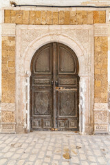 Fototapeta na wymiar A keyhole, or Moorish, arch door on a house near the Tunis Souk.