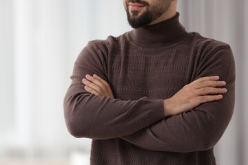 Obraz premium Man in stylish sweater against blurred background, closeup
