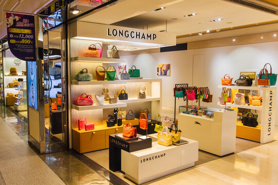 Auslage von Handtaschen der Marke Longchamp in einem Lederwarengesch&auml;ft am Flughafen in Taipeh, am 19. April 2023 in Taipeh, Taiwan