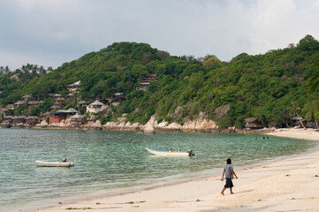 An island that tourists like to go diving.