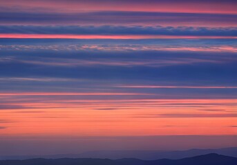 Fototapeta premium 夕焼けの空筋のように真っ直ぐな雲青とピンクのコラボレーション
