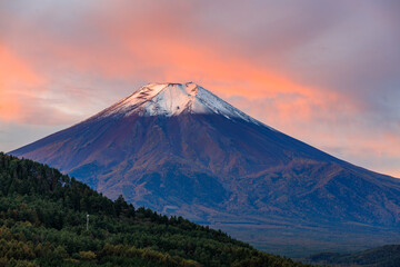 杓子山のキャンプ場から見た刻々と染まっていく、朝焼けの富士山
