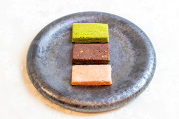 カラフルなクッキー（抹茶、チョコ、ストロベリー）