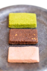 カラフルなクッキー（抹茶、チョコ、ストロベリー）