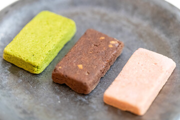 カラフルなクッキー（抹茶、チョコ、ストロベリー）