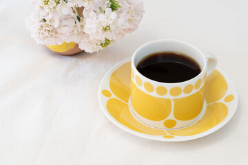 花と北欧の食器でコーヒーの時間