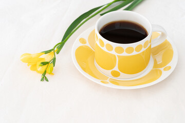 北欧の食器でコーヒーの時間,春,フリージア,黄色