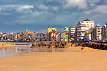 Sunny view of beautiful walled port city of Saint-Malo, Brittany, France - obrazy, fototapety, plakaty
