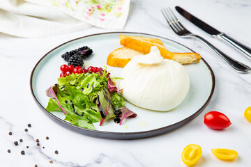 mozzarella with spinach, cherry tomatoes, wild berries and bread side view