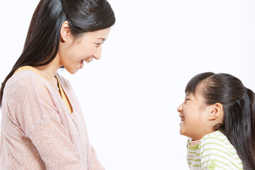 見つめ合う母親と女の子